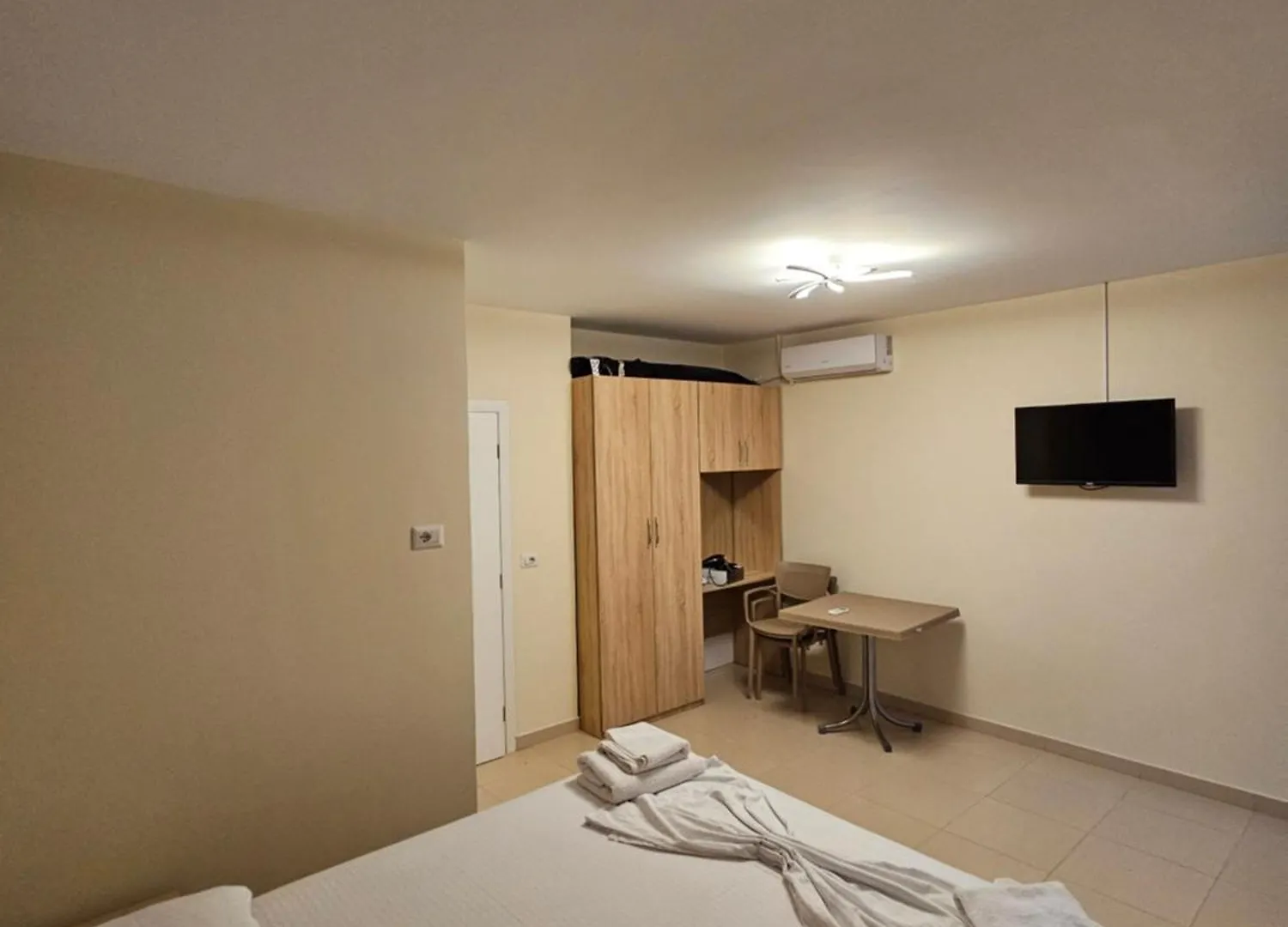 Evelin Apartments Golem